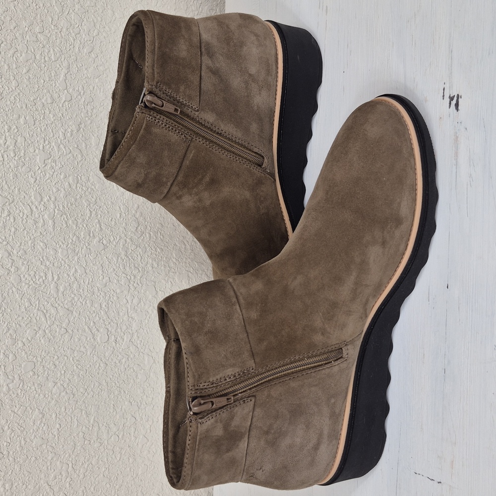 Clarks Sharon Salon Wedge Ankle Boots Taupe Size 11W Side Zip Suede - Picture 4 of 16